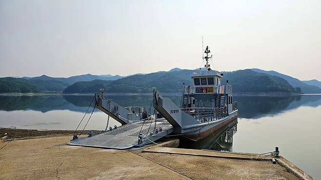 안동호를 운항하는 경북 제705호 도선 [안동시 제공]