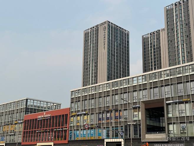 서울 강동구 둔촌동 ‘올림픽파크포레온’ 단지 내 상가 및 아파트 모습. 신혜원 기자