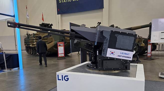 SNT다이내믹스가 28~31일 부산 벡스코(BEXCO)에서 열리는 ‘국제해양방위산업전(MADEX) 2025’에 ‘K-방산 원팀 플랫폼 전략’을 들고 나왔다. SNT다이내믹스는 해병대 부스에 상륙작전용 소형전술차량(LTV) 탑재형 120㎜ 자주박격포체계, LIG넥스원 부스에는 무인수상정(USV) 주무장 3포열 20㎜ 원격사격통제체계(RCWS)를 선보였다. [SNT모티브 제공]