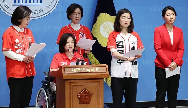 국민의힘 중앙선대위 여성본부 소속 의원들이 30일 서울 여의도 국회 소통관에서 기자회견을 열고 유시민 작가가 한 유튜브에서 국민의힘 김문수 후보의 배우자 설난영 여사를 향해 “감당할 수 없는 자리, 남편과 균형이 안 맞는다, 발이 공중에 떠 있다, 제정신이 아니다. 등의 인격 모독성 망언을 쏟아냈다”며 규탄하고 있다. [연합]