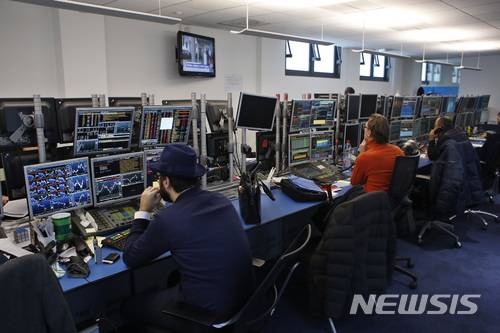 [파리=AP/뉴시스] 프랑스 파리에 있는 증권회사에서 직원들이 모니터를 지켜보고 있다. 자료사진. 2025.05.29