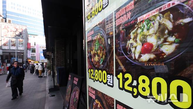 [서울=뉴시스] 추상철 기자 = 사진은 지난 3월 6일 오후 서울 중구 명동의 한 음식점 앞에 각종 음식 메뉴 가격이 적혀 있는 모습. 2025.03.06. scchoo@newsis.com