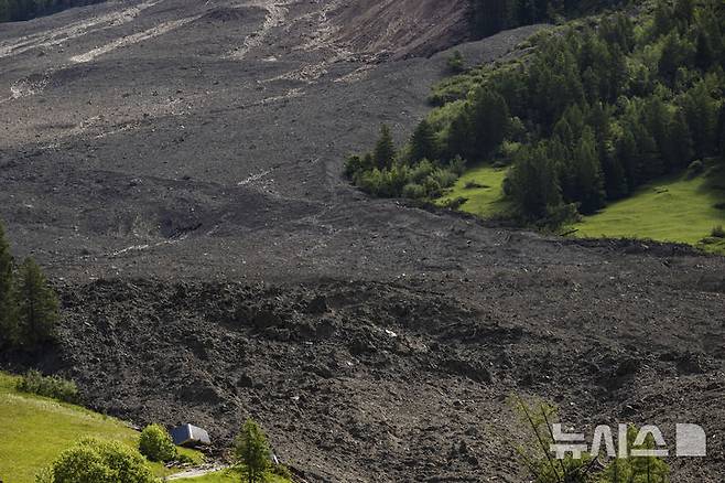 [블라텐=AP/뉴시스] 29일(현지 시간) 스위스 발레주 블라텐 마을에서 전날 발생한 대규모 산사태로 바위, 토사 등 잔해가 뒤덮여 있다. 28일 발생한 산사태로 암석 등이 빙하와 함께 쏟아져 내려 마을의 90%가 매몰되고 1명이 실종됐다. 주민들은 산사태 조기 경보 시스템으로 지난 19일 미리 대피한 것으로 알려졌다. 2025.05.29.