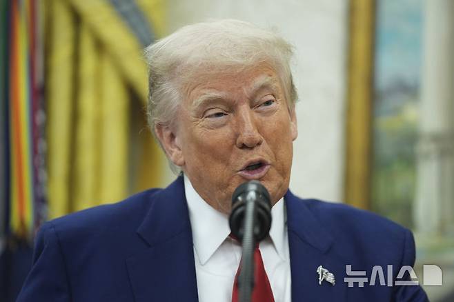 [워싱턴=AP/뉴시스]도널드 트럼프 미국 대통령이 28일(현지 시간) 백악관 집무실에서 취재진에 발언하고 있다. 2025.05.29.