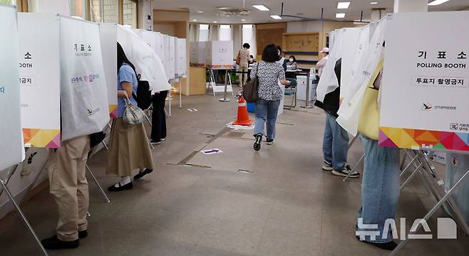 [서울=뉴시스] 이영환 기자 = 유권자들이 제21대 대통령 선거 사전투표 이틀째인 30일 오전 서울 서대문구 구 신촌동주민센터에 마련된 사전투표소에서 투표를 하고 있다. 2025.05.30.  20hwan@newsis.com
