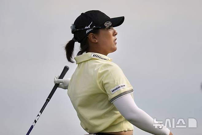 [에린=AP/뉴시스] 전지원이 29일(현지 시간) 미 위스콘신주 에린의 에린힐스에서 열린 미국여자프로골프(LPGA) 투어 제80회 US여자오픈 첫날 3번 홀에서 티샷 후 타구를 바라보고 있다. 전지원은 2언더파 70타 공동 12위에 이름을 올렸다. 2025.05.30.