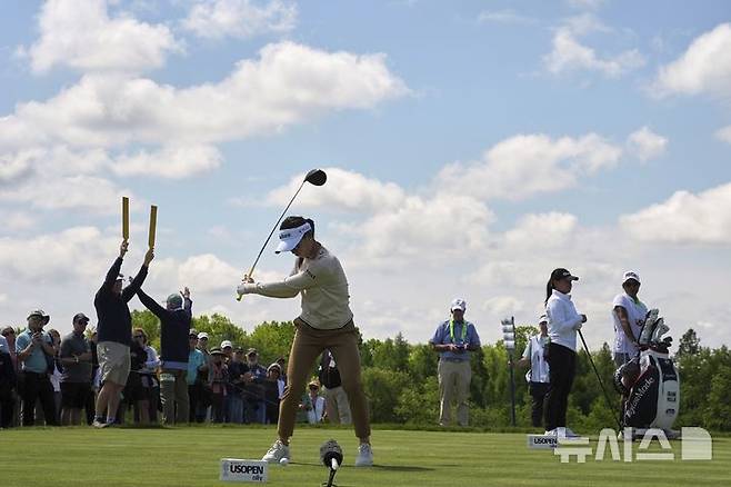 [에린=AP/뉴시스] 뉴질랜드의 리디아 고가 29일(현지 시간) 미 위스콘신주 에린의 에린힐스에서 열린 미국여자프로골프(LPGA) 투어 제80회 US여자오픈 1라운드 3번홀에서 티샷을 하고 있다. 2025.05.30.<font style="vertical-align: inherit;"><font style="vertical-align: inherit;"></font></font>