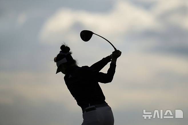 [에린=AP/뉴시스] 호주의 그레이스 킴이 29일(현지 시간) 미 위스콘신주 에린의 에린힐스에서 열린 미국여자프로골프(LPGA) 투어 제80회 US여자오픈 1라운드 5번홀에서 티샷을 하고 있다. 2025.05.30.