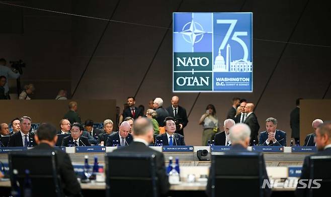 [워싱턴=뉴시스] 최진석 기자 = 이시바 시게루 일본 총리가 오는 6월 24일부터 이틀간 네덜란드 헤이그에서 열리는 북대서양조약기구(NATO·나토) 정상회의 참석할 예정이라고 요미우리신문이 정부 관계자를 인용해 30일 보도했다. 윤석열 당시 대통령이 지난해 7월11일(현지 시간) 나토 75주년 정상회의가 개최된 미국 워싱턴DC 월터 E. 워싱턴 컨벤션센터에서 열린 나토 동맹국 NATO 동맹국·파트너국 정상회의에 임석하고 있다. (공동취재) 2024.07.12. myjs@newsis.com