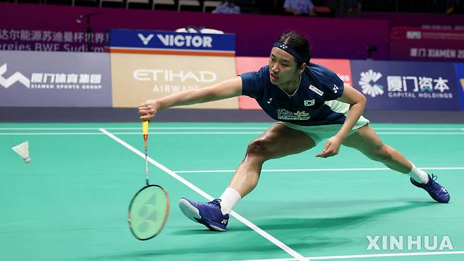 [샤먼=신화/뉴시스] 안세영이 지난달 30일(현지 시간) 중국 푸젠성 샤먼에서 열린 2025 세계배드민턴연맹(BWF) 수디르만컵 대만과의 조별 리그 B조 3차전 여자 단식 2경기에서 추핀치안과 경기하고 있다. 안세영이 2-0(21-7 21-13)으로 이기고 이미 8강 진출을 확정한 한국은 매치 스코어 4-1로 승리해 3연승을 거뒀다. 2025.05.01.