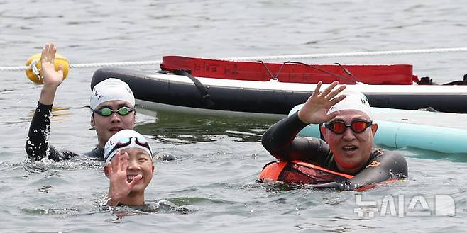 [서울=뉴시스] 조수정 기자 = 오세훈(오른쪽) 서울시장이 30일 서울 한강에서 제2회 쉬엄쉬엄 한강3종 축제 사전점검 및 깨끗한 한강 수질을 홍보하기 위해 잠실대교 남단 수중보에서 뚝섬수상안전교육장까지 1km 구간을 '수질 환상적'이라고 적은 부표를 몸에 매고 수영으로 도하하고 있다. 2025.05.30. chocrystal@newsis.com