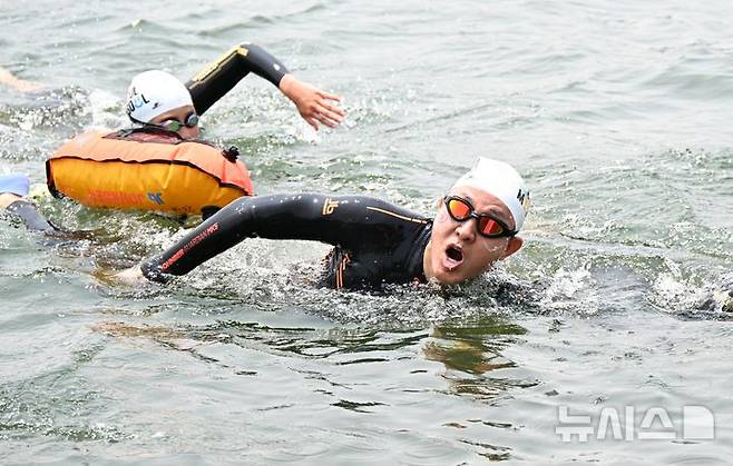 [서울=뉴시스] 조수정 기자 = 오세훈 서울시장이 30일 서울 한강에서 제2회 쉬엄쉬엄 한강3종 축제 사전점검 및 깨끗한 한강 수질을 홍보하기 위해 잠실대교 남단 수중보에서 뚝섬수상안전교육장까지 1km 구간을 수영으로 도하하고 있다. (사진=서울시 제공) 2025.05.30. chocrystal@newsis.com