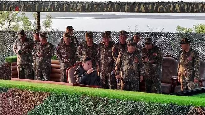 [서울=뉴시스] = 김정은 북한 국무위원장이 지난 29일 조선인민군 대연합부대 포병구분대 포사격경기를 참관했다고 조선중앙TV가 30일 보도했다. (사진 = 조선중앙TV 캡처) 2025.05.30. photo@newsis.com *재판매 및 DB 금지