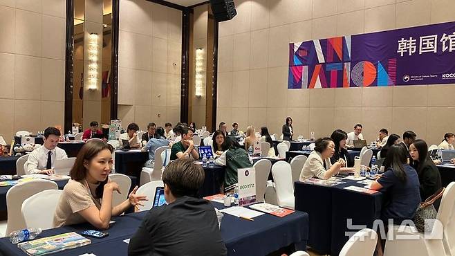 [서울=뉴시스]한국콘텐츠진흥원은 지난 28일부터 29일까지 이틀간 중국 항저우에서 열린 애니메이션 마켓인 'CICAF 2025 iABC'에 참가해 한국공동관을 운영했다. 사진은 비즈니스 상담 현장 (제공=콘진원)