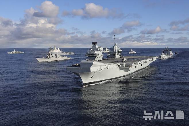 [AP/뉴시스] 영국 해군은 29일(현지 시간) 아우터헤브리디스 제도에서 러시아 정보수집함을 감시하기 위해 HMS 드래곤과 멀린 헬리콥터를 기동했다고 밝혔다. 사진은 올해 1~2월 나토의 '스테드패스트 다트' 연합 훈련에 참여하고 있는 영국의 HMS 프린스오브웨일즈 항공모함의 모습. 2025.05.30.