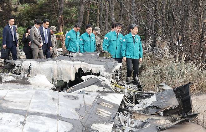 [서울=뉴시스] 최진석 기자 = 이주호 대통령 권한대행이 30일 해군 초계기 추락사고현장을 살펴보고 있다. (사진=교육부 제공) 2025.05.30. photo@newsis.com *재판매 및 DB 금지
