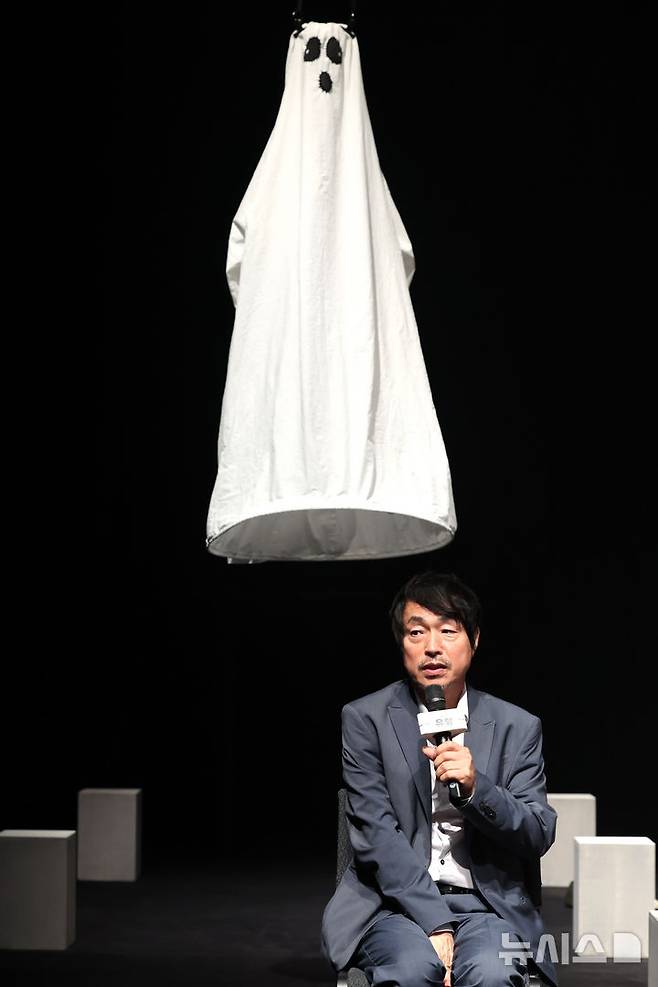 [서울=뉴시스] 박진희 기자 = 서울시극단 연극 '유령' 연출 고선웅이 30일 서울 종로구 세종문화회관 S씨어터에서 전막 시연을 마치고 기자간담회를 하고 있다. 연극 '유령'은 남편의 폭력을 피해 가출한 '배명순'이 무연고자로 쓸쓸히 죽게 된 후 시신 안치실에서 유령들을 만나는 이야기다. 사람답게 살지 못하고 사라지는 사람들의 에피소드로 우리 주변 무연고자들의 인생을 돌아보게 한다. 2025.05.30. pak7130@newsis.com