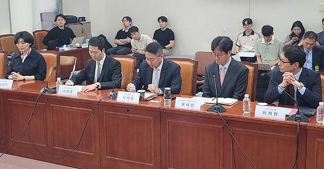 [서울=뉴시스] (왼쪽부터) 김재진 디지털자산거래소 공동협의체(DAXA·닥사) 상임부회장, 차명훈 코인원 대표, 이석우 두나무 대표, 오세진 코빗 대표, 이재원 빗썸 대표. (사진=이지영 기자) 2025.05.30 *재판매 및 DB 금지