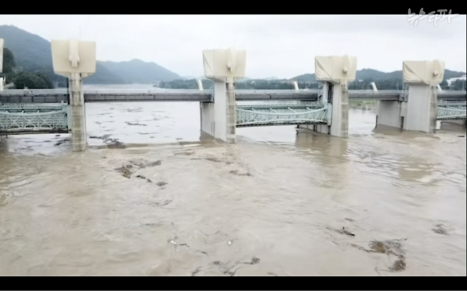 2020년 홍수 당시 공주보가 수문을 열고 있는 모습. (사진:김종술)