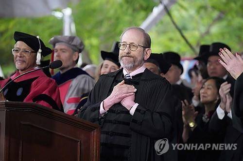 기립박수에 화답하는 가버 하버드대 총장 [AP=연합뉴스]