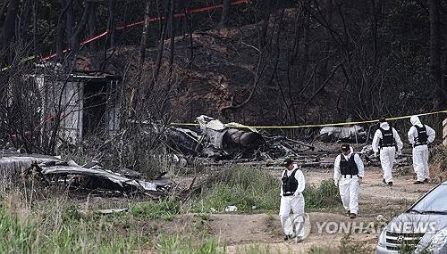 보존되고 있는 해군 초계기 추락 현장 (포항=연합뉴스) 윤관식 기자 = 30일 경북 포항시 동해면 해군 초계기 추락 현장에서 해군 군사경찰이 현장을 통제하고 있다. 2025.5.30 psik@yna.co.kr