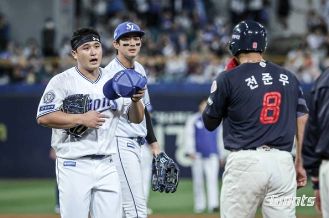 삼성 최원태(왼쪽)이 그라운드 대치 상황에서 롯데 전준우에게 사과하고 있다. 롯데