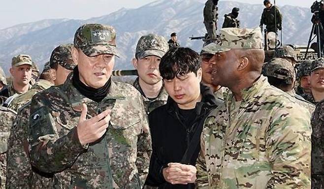 김명수 합참의장과 제이비어 브런슨 주한미군사령관이 2025년 3월 6일 경기 포천시 승진훈련장에서 열린 '2025년 전반기 한미연합 수도기계화보병사단(수기사) 통합화력 실사격 훈련'에서 대화하고 있다. 연합뉴스