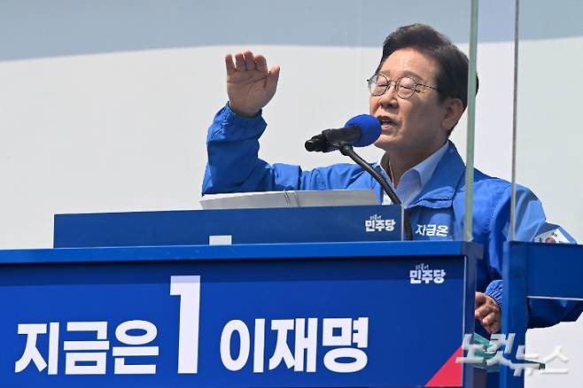 이재명 더불어민주당 대선 후보가 30일 오후 강원 춘천시 춘천역 광장에서 열린 집중유세에서 지지를 호소하고 있다. 류영주 기자