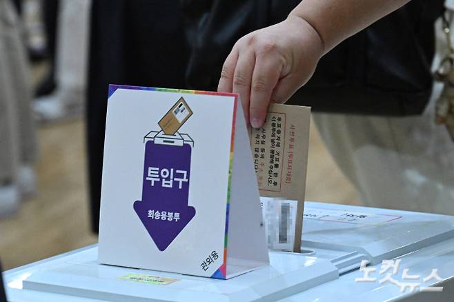 유권자들이 투표를 하고 있다. 윤창원 기자