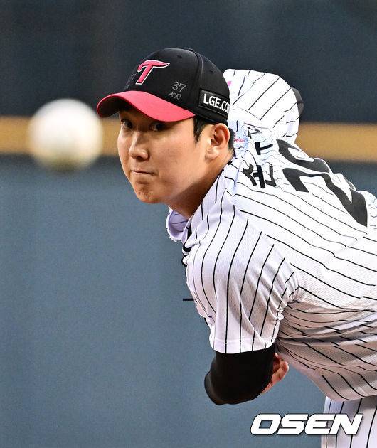 [OSEN=잠실, 지형준 기자] 29일 오후 서울 잠실구장에서 ‘2025 신한 SOL Bank KBO리그’ LG 트윈스와 한화 이글스의 경기가 열렸다.이날 LG는 손주영, 한화는 라이언 와이스를 선발투수로 내세웠다.1회초 LG 손주영이 역투하고 있다. 2025.05.29 /jpnews@osen.co.kr