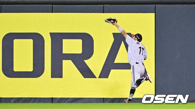 [OSEN=잠실, 박준형 기자] 27일 오후 서울 잠실구장에서 ‘2025 신한 SOL BANK KBO리그’ LG 트윈스와 한화 이글스의 경기가 진행됐다.이날 경기에서 LG은 임찬규를 한화는 황준서를 선발투수로 내세웠다.7회말 1사 한화 플로리얼의 안타성 타구를 박해민 중견수가 호수비 펼치며 잡아내고 있다.   2025.05.27 / soul1014@osen.co.kr