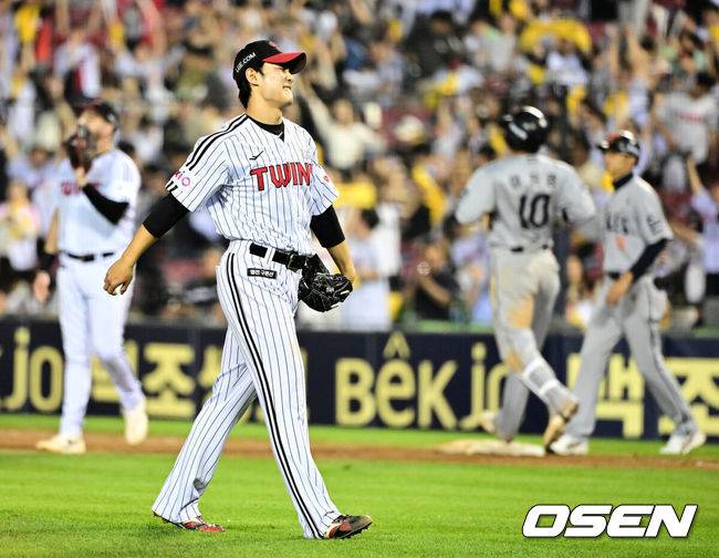 [OSEN=잠실, 지형준 기자] 프로야구 LG 트윈스가&nbsp;한화 이글스와 1~2위 맞대결에서 위닝시리즈에 성공했다.&nbsp;LG는 29일 잠실구장에서 열린 2025 KBO리그 한화와 시즌 8차전 맞대결에서 3-1로 승리했다. 선발투수 손주영이 7이닝 5피안타 1볼넷 6탈삼진 1실점으로 호투하며 시즌 6승째를 기록했다. 신인 김영우가 1이닝 데뷔 첫 세이브를 기록했다. 문보경이 동점 홈런, 김현수가 역전 결승타를 때렸다.&nbsp;한화 선발 와이스는 6이닝 6피안타 1피홈런 1볼넷 6탈삼진 1실점을 기록했다. 주현상이 1이닝 1실점으로 패전 투수가 됐다.경기를 마치고 LG 김영우가 승리를 기뻐하고 있다. 2025.05.29 /jpnews@osen.co.kr