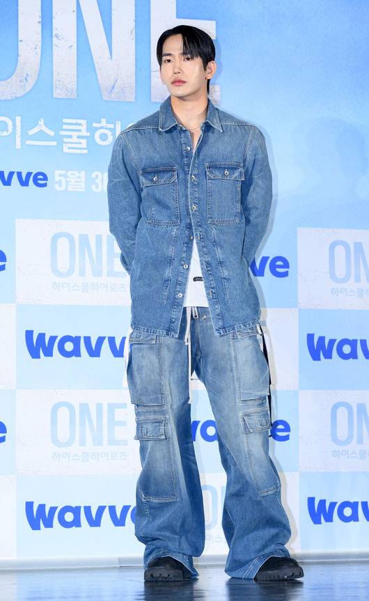 [OSEN=이대선 기자] 28일 서울 광진구 롯데시네마 건대입구에서 웨이브 오리지널 'ONE : 하이스쿨 히어로즈' 제작발표회가 열렸다.‘ONE :&nbsp;하이스쿨 히어로즈’는 아버지의 억압에 시달리던 전교&nbsp;1등 의겸(이정하)과 그의 천부적인 싸움 재능을 이용하려는 윤기(김도완)가 복면을 쓴&nbsp;‘하이스쿨 히어로즈’를 결성해 억눌린 분노를 폭발시켜 학교 폭력 서열을 뒤엎는 하이스쿨 액션 드라마다.배우 육준서가 포토타임을 하고 있다. 2025.05.28 /sunday@osen.co.kr