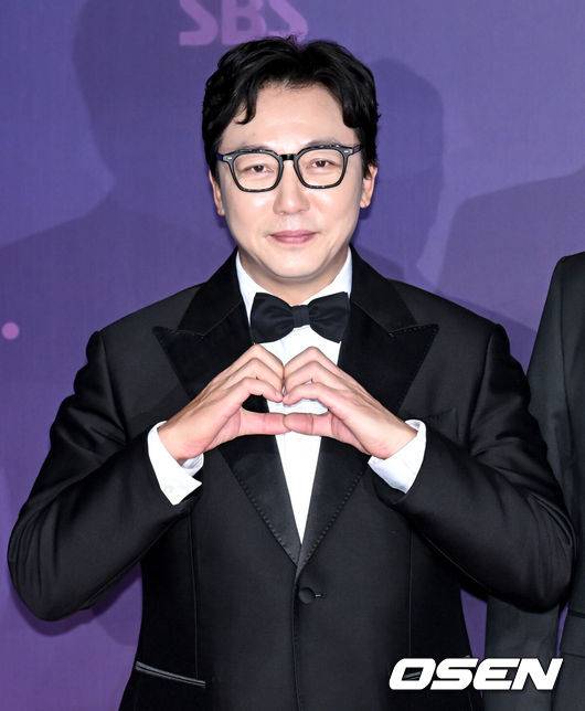 [OSEN=조은정 기자]2023 SBS&nbsp;연예대상 포토월 행사가 30일 서울 마포구 상암 SBS 프리즘타워에서 열렸다.방송인 탁재훈이 레드카펫을 밟으며 포즈를 취하고 있다. 2023.12.30/cej@osen.co.kr