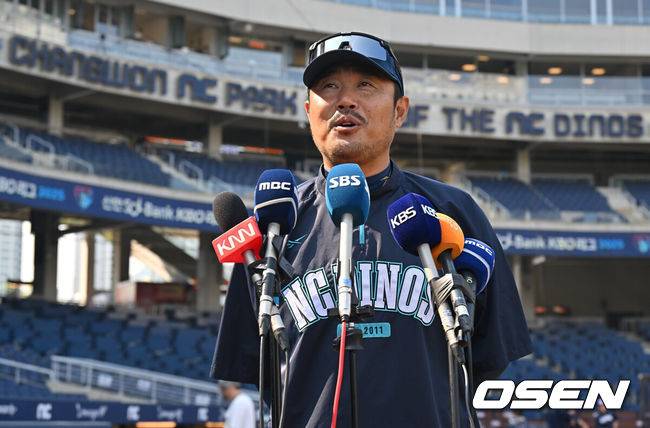 [OSEN=창원, 이석우 기자] 30일 창원NC파크에서 2025 신한 SOL 뱅크 KBO 리그 NC 다이노스와 한화 이글스의 경기가 열린다. 홈팀 NC가 긴 방황을 끝내고 홈구장으로 돌아왔다.NC 다이노스 이호준 감독이 인터뷰를 하고 있다. 2025.05.30 / foto0307@osen.co.kr