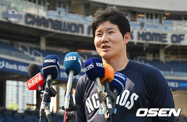 [OSEN=창원, 이석우 기자] 30일 창원NC파크에서 2025 신한 SOL 뱅크 KBO 리그 NC 다이노스와 한화 이글스의 경기가 열린다. 홈팀 NC가 긴 방황을 끝내고 홈구장으로 돌아왔다.NC 다이노스 주장 박민우가 인터뷰를 하고 있다. 2025.05.30 / foto0307@osen.co.kr