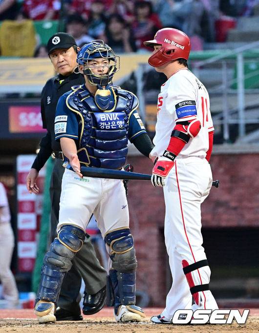 [OSEN=인천, 최규한 기자] 29일 인천 SSG랜더스필드에서 ‘2025 신한 SOL Bank KBO리그’ SSG 랜더스와 NC 다이노스의 경기가 열렸다.이날 홈팀 SSG은 김건우, 방문팀 NC는 로건 앨런을 선발로 내세웠다.3회말 1사 주자없는 상황 SSG 최정이 NC 선발 로건의 몸 맞는 공에 놀라고 있다. 2025.05.29 / dreamer@osen.co.kr