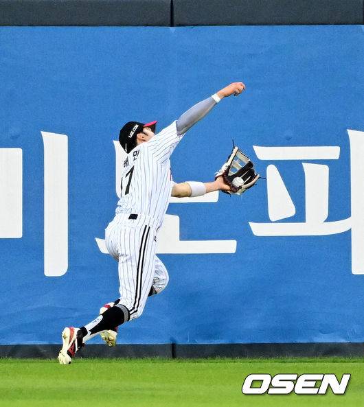 [OSEN=잠실, 지형준 기자] 29일 오후 서울 잠실구장에서 ‘2025 신한 SOL Bank KBO리그’ LG 트윈스와 한화 이글스의 경기가 열렸다.이날 LG는 손주영, 한화는 라이언 와이스를 선발투수로 내세웠다.3회초 2사 1루에서 LG 박해민이 한화 플로리얼의 안타성 타구를 처리하고 있다. 2025.05.29 /jpnews@osen.co.kr