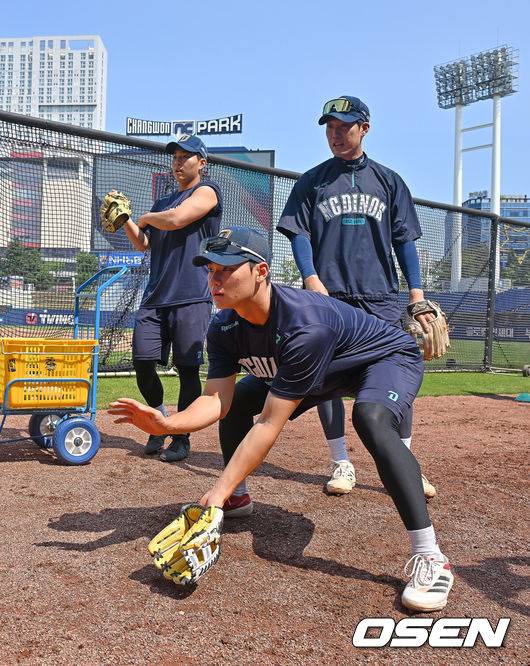 [OSEN=창원, 이석우 기자] 30일 창원NC파크에서 2025 신한 SOL 뱅크 KBO 리그 NC 다이노스와 한화 이글스의 경기가 열린다. 홈팀 NC가 긴 방황을 끝내고 홈구장으로 돌아왔다.NC 다이노스 김주원과 김휘집, 도태훈이 창원NC파크에서 훈련을 하고 있다. 2025.05.30 / foto0307@osen.co.kr