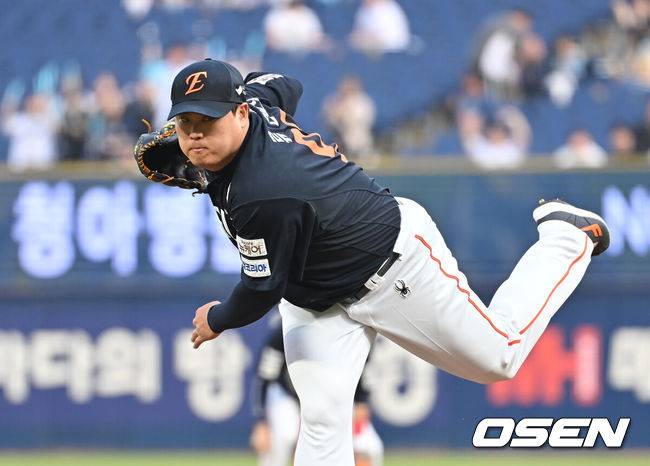 [OSEN=창원, 이석우 기자] 30일 창원NC파크에서 2025 신한 SOL 뱅크 KBO 리그 NC 다이노스와 한화 이글스의 경기가 열렸다. 홈팀 NC는 라일리가, 방문팀 한화는 류현진이 선발 출전했다. 한화 이글스 선발투수 류현진이 역투하고 있다. 2025.05.30 / foto0307@osen.co.kr