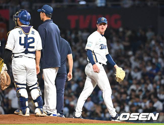 [OSEN=창원, 이석우 기자] 30일 창원NC파크에서 2025 신한 SOL 뱅크 KBO 리그 NC 다이노스와 한화 이글스의 경기가 열렸다. 홈팀 NC는 라일리가, 방문팀 한화는 류현진이 선발 출전했다. NC 다이노스 선발투수 라일리가 7회초 교체되고 있다. 2025.05.30 / foto0307@osen.co.kr