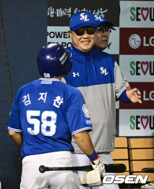 [OSEN=잠실, 지형준 기자] 30일 오후 서울 잠실구장에서 ‘2025 신한 SOL Bank KBO리그’ LG 트윈스와 삼성 라이온즈의 경기가 열렸다.이날 LG는 엘리에이저 에르난데스, 삼성은 이승현을 선발투수로 내세웠다.7회초 무사 만루에서 삼성 박진만 감독이 희생플라이를 날린 김지찬을 바라보며 미소짓고 있다. 2025.05.30 /jpnews@osen.co.kr