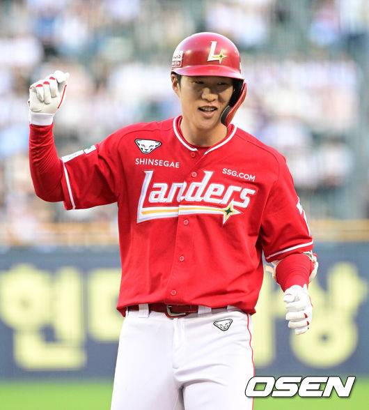 [OSEN=잠실, 지형준 기자] 20일 오후 서울 잠실구장에서 2025 신한 SOL Bank KBO리그 두산 베어스와 SSG 랜더스의 경기가 열렸다.이날 두산은 잭로그, SSG는 전영준을 선발로 내세웠다.2회초 2사 만루에서 SSG 채현우가 선제 2타점 좌전 적시타를 날리며 기뻐하고 있다. 2025.05.20 /jpnews@osen.co.kr