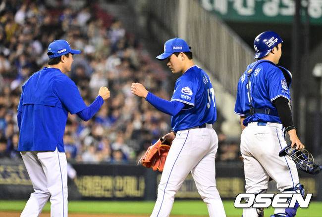 [OSEN=잠실, 지형준 기자] 30일 오후 서울 잠실구장에서 ‘2025 신한 SOL Bank KBO리그’ LG 트윈스와 삼성 라이온즈의 경기가 열렸다.이날 LG는 엘리에이저 에르난데스, 삼성은 이승현을 선발투수로 내세웠다.6회초 1사에서 이승현이 교체되고 있다. 2025.05.30 /jpnews@osen.co.kr