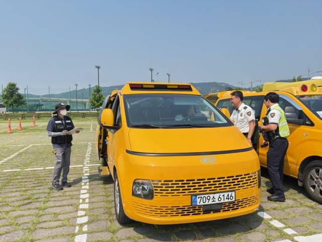 ▲구리시가 구리경찰서·한국교통안전공단과 함께 지역 내 어린이집 9개소의 통학차량 11대를 대상으로 안전점검을 실시했다.ⓒ구리시