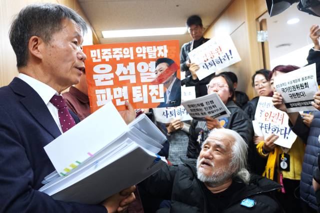 ▲김용원 국가인권위원회 상임위원이 13일 서울 중구 국가인권위원회 사무실에서 시민단체와 대치하고 있다.ⓒ프레시안(박상혁)