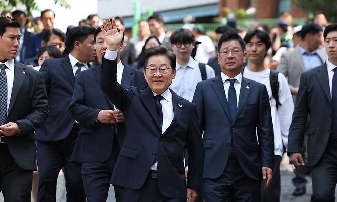 이재명 더불어민주당 대통령 후보가 제21대 대통령선거 사전투표 첫날인 29일 오전 서울 서대문구 구 신촌동주민센터에서 청년들과 투표를 마친 뒤 인사하고 있다. 공동취재