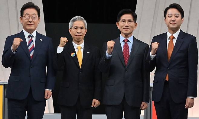 21대 대선후보들이 지난 27일&nbsp;서울 마포구 상암동 MBC 스튜디오에서 진행된 정치 분야 TV토론회에 앞서 기념촬영을 하고 있다. 왼쪽부터 더불어민주당 이재명 후보, 민주노동당 권영국 후보, 국민의힘 김문수 후보, 개혁신당 이준석 후보. 뉴스1