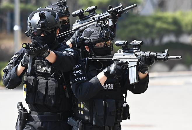 육군 제51사단 군사경찰 특수임무대가 민관군경 소방 통합방호 훈련에서 테러범을 진압하기 위해 건물로 이동하고 있다. 세계일보 자료사진