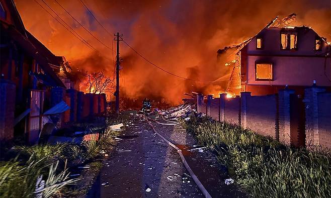 지난 25일(현지시간) 우크라이나 키이우 지역에서 러시아 공격으로 인해 민가가 불타고 있는&nbsp;모습. UPI연합뉴스